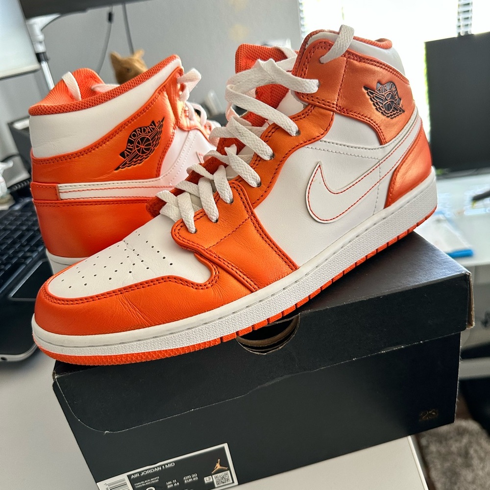 Jordan 1 Electro Orange Size 12 - Picture 2 of 2